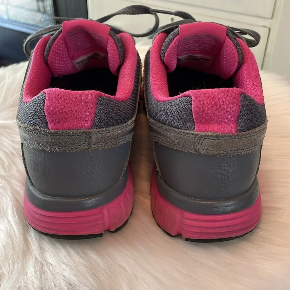 Nike tennis Shoes Gray Pink 10